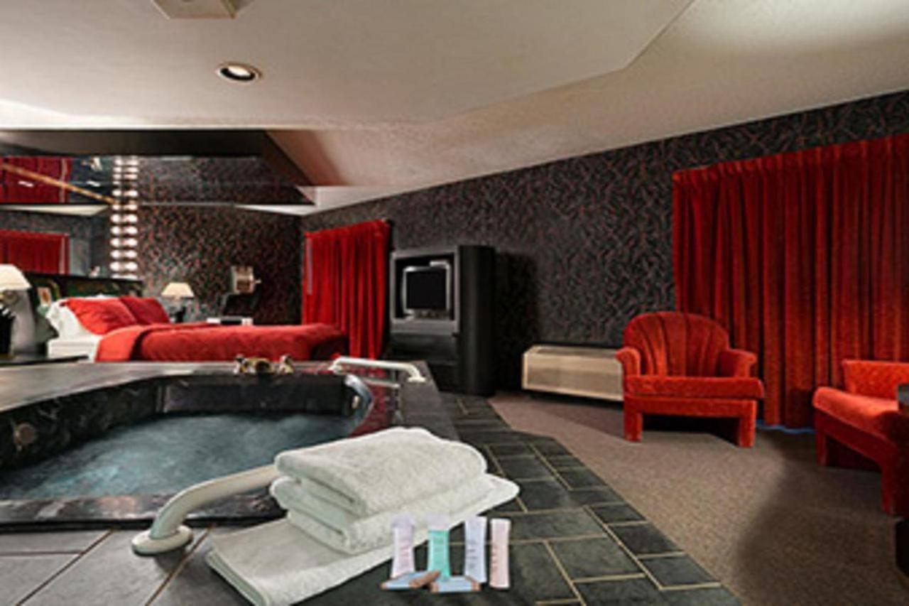 Travelodge Inn & Suites By Wyndham Muscatine Экстерьер фото