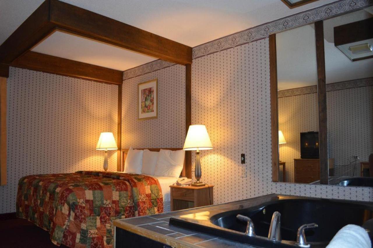 Travelodge Inn & Suites By Wyndham Muscatine Экстерьер фото