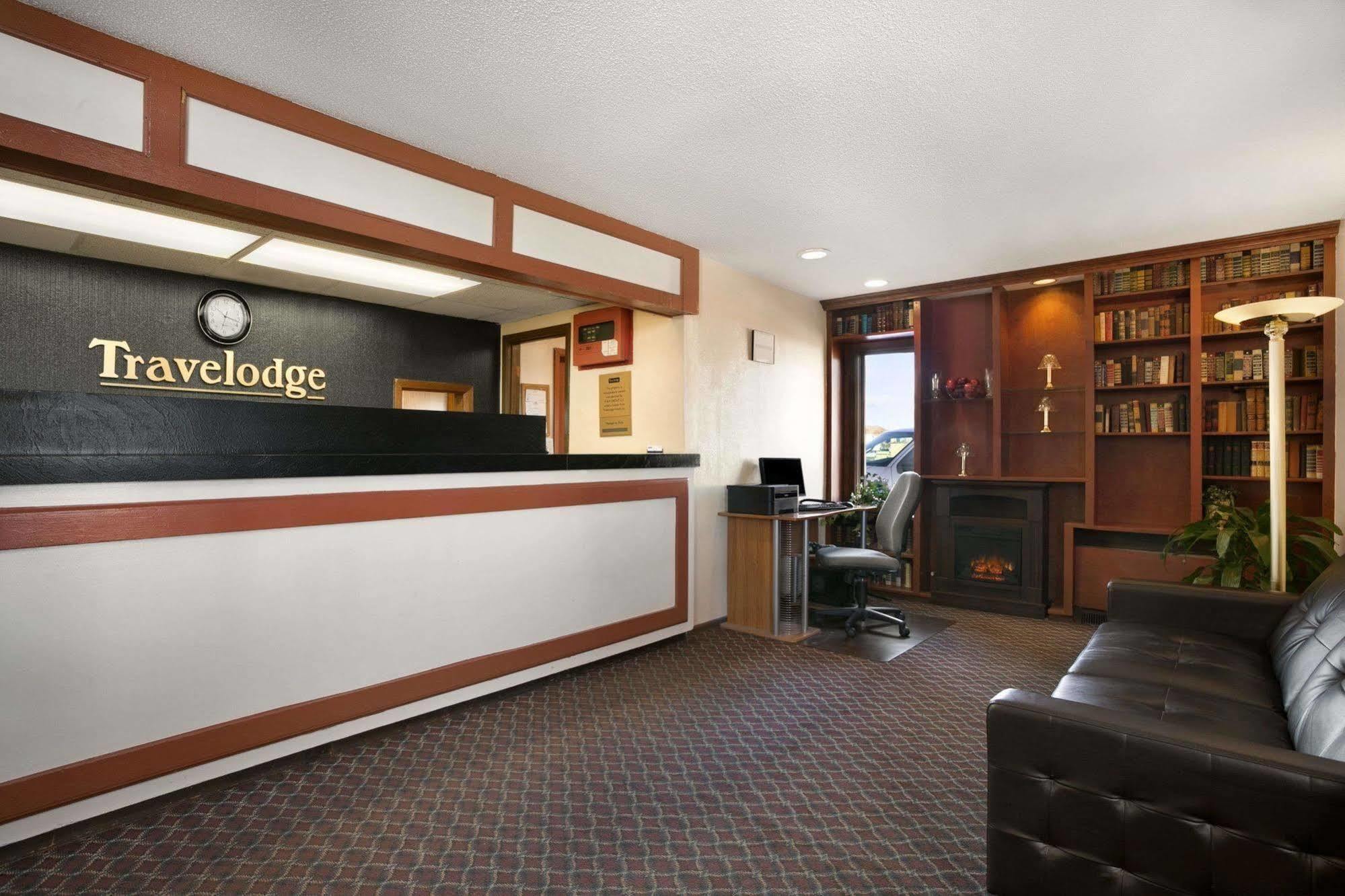 Travelodge Inn & Suites By Wyndham Muscatine Экстерьер фото