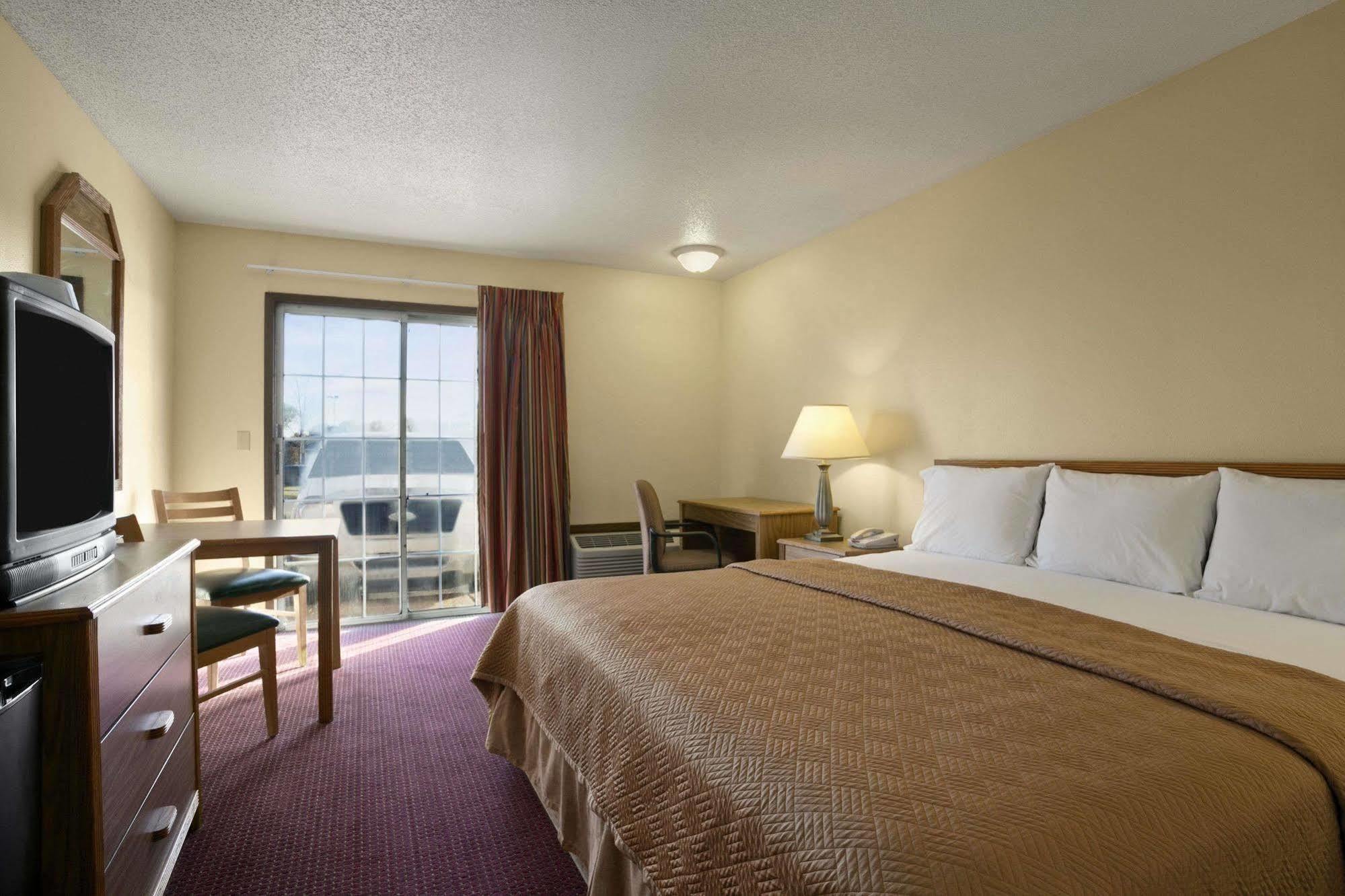Travelodge Inn & Suites By Wyndham Muscatine Экстерьер фото