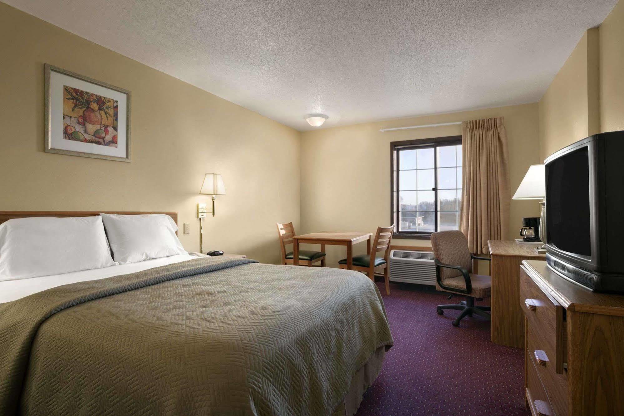 Travelodge Inn & Suites By Wyndham Muscatine Экстерьер фото