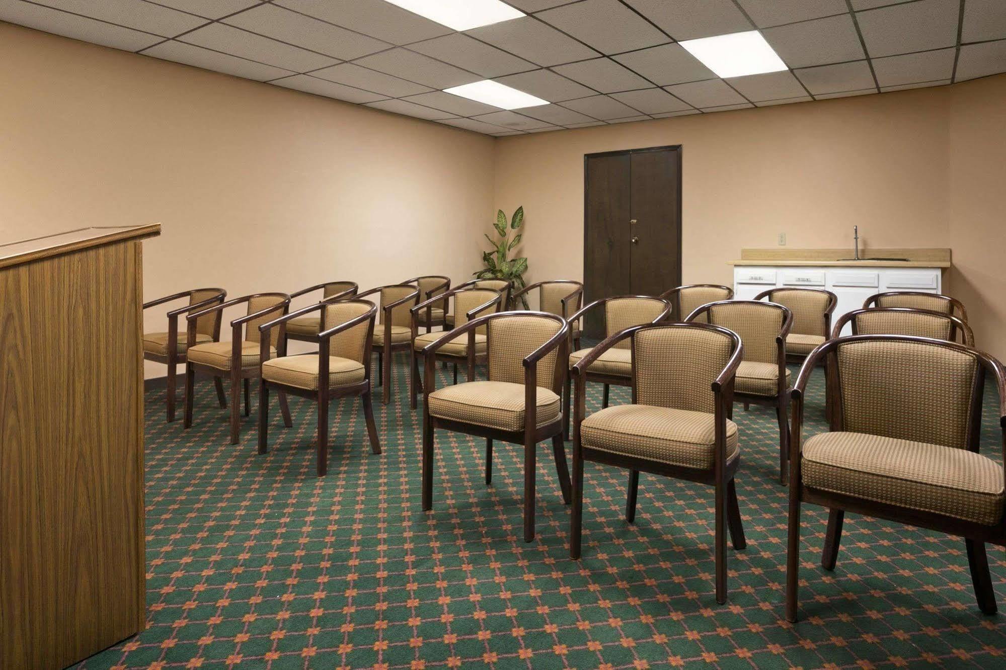 Travelodge Inn & Suites By Wyndham Muscatine Экстерьер фото