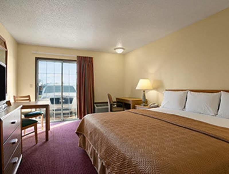 Travelodge Inn & Suites By Wyndham Muscatine Экстерьер фото